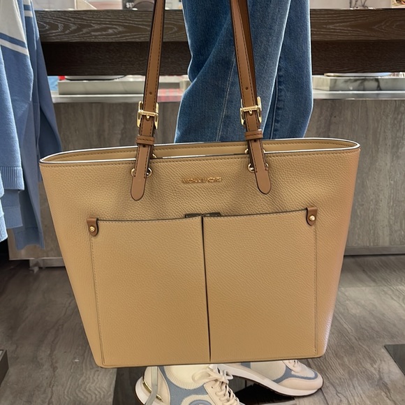 MICHAEL KORS JET SET TRAVEL MEDIUM DOUBLE POCKET TOTE NON-LEATHER VEGAN 
CAMEL - Picture 16 of 16